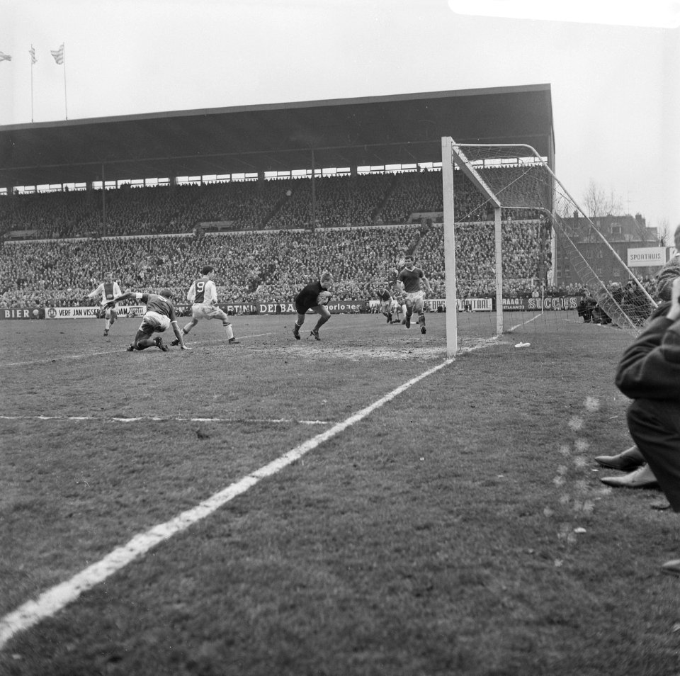 Sparta tegen Ajax 1-3, Cruijff is doorgebroken, gehinderd door Laseroms, Bestanddeelnr 918-9919