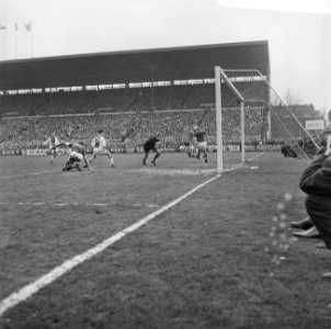 Sparta tegen Ajax 1-3, Cruijff is doorgebroken, gehinderd door Laseroms, Bestanddeelnr 918-9919