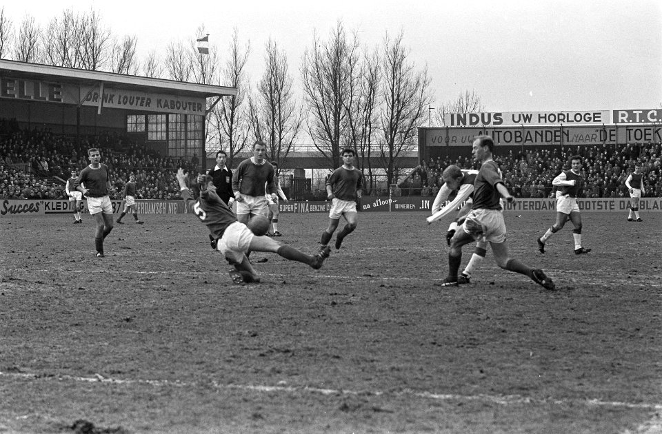 Sparta tegen Ajax bekervoetbal 0-1, v.l.n.r. nr. 5 Eijkenbroek (S), Verhoeven no, Bestanddeelnr 916-0321
