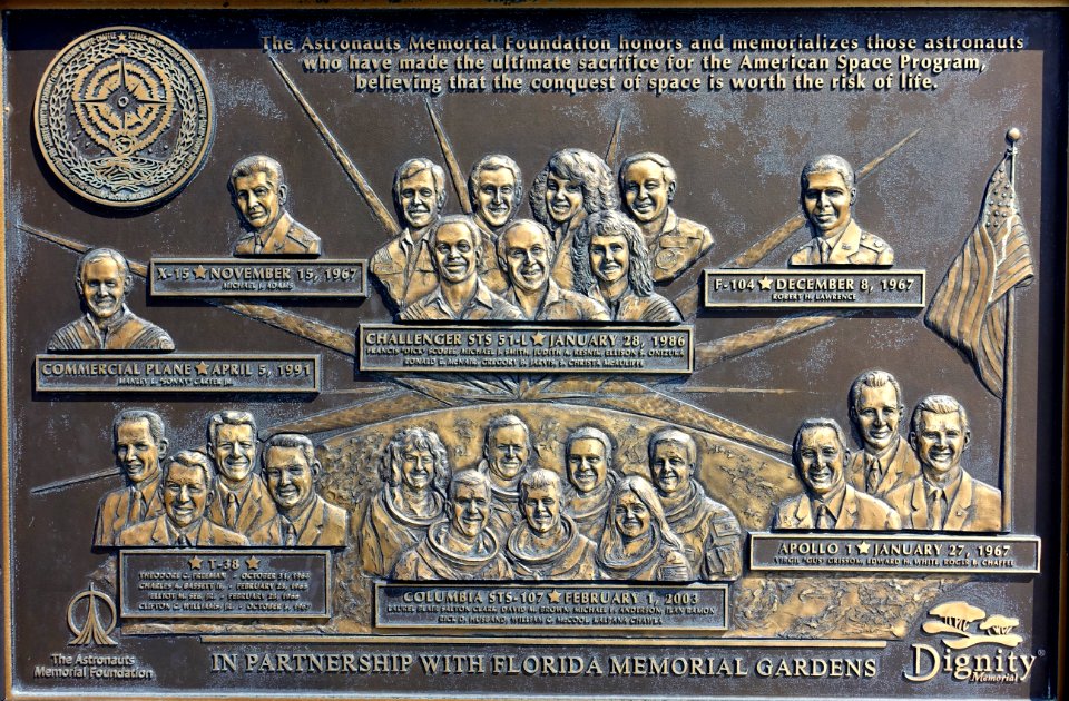 Space Mirror Memorial - Kennedy Space Center - Cape Canaveral, Florida - DSC02474
