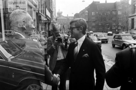 Spaarpottenmuseum geopend door Pieter van Vollenhoven (rechts heer Ter Wolbeek ), Bestanddeelnr 928-8375