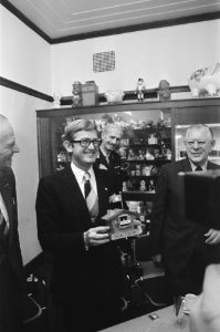 Spaarpottenmuseum geopend door Pieter van Vollenhoven (rechts heer Ter Wolbeek ), Bestanddeelnr 928-8376