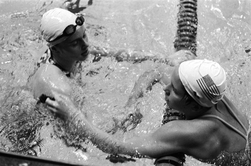 Speedo zwemwedstrijd Amersfoort wereldrecordhoudster Petra Thumor links werd op, Bestanddeelnr 929-5574