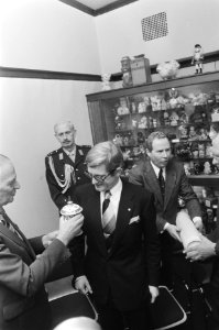 Spaarpottenmuseum geopend door Pieter van Vollenhoven (rechts heer Ter Wolbeek ), Bestanddeelnr 928-8377