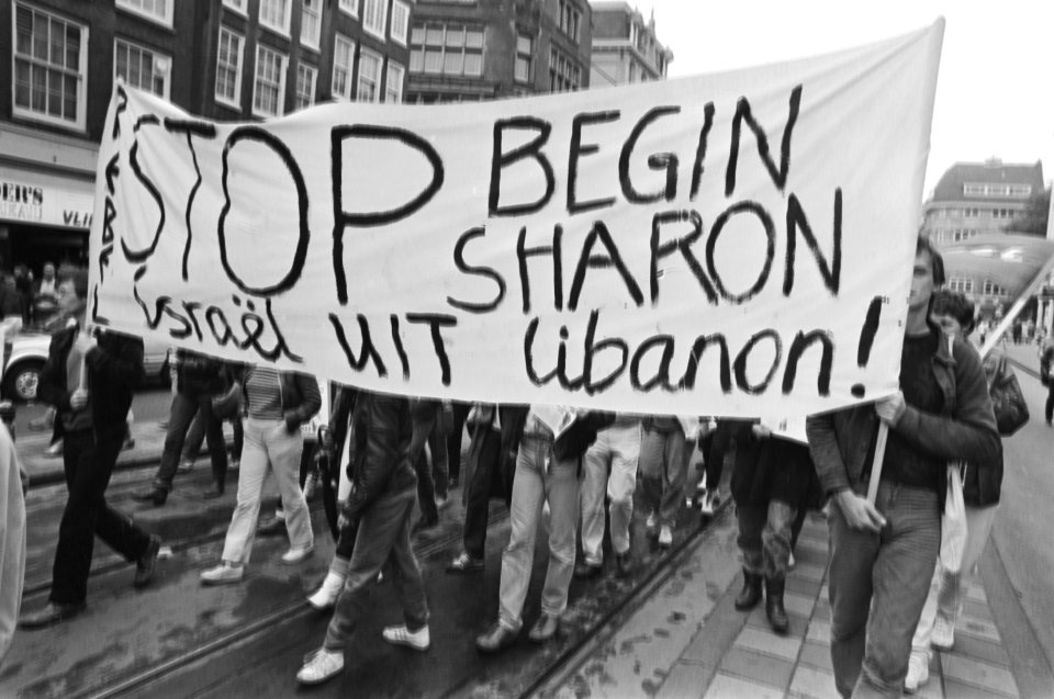 Spandoek Stop Begin, Sharon, Israël uit Libanon, Bestanddeelnr 932-3425