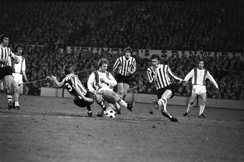 Sparta tegen Den Haag 0-1, kwartfinale KNVB beker , Roggeveen (midden) in actie, Bestanddeelnr 925-4599