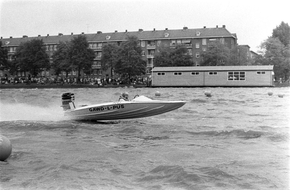 Speedbootraces in Amsterdam. De Drie Uren van Amsterdam , Don Ross (Engeland) in, Bestanddeelnr 922-8113