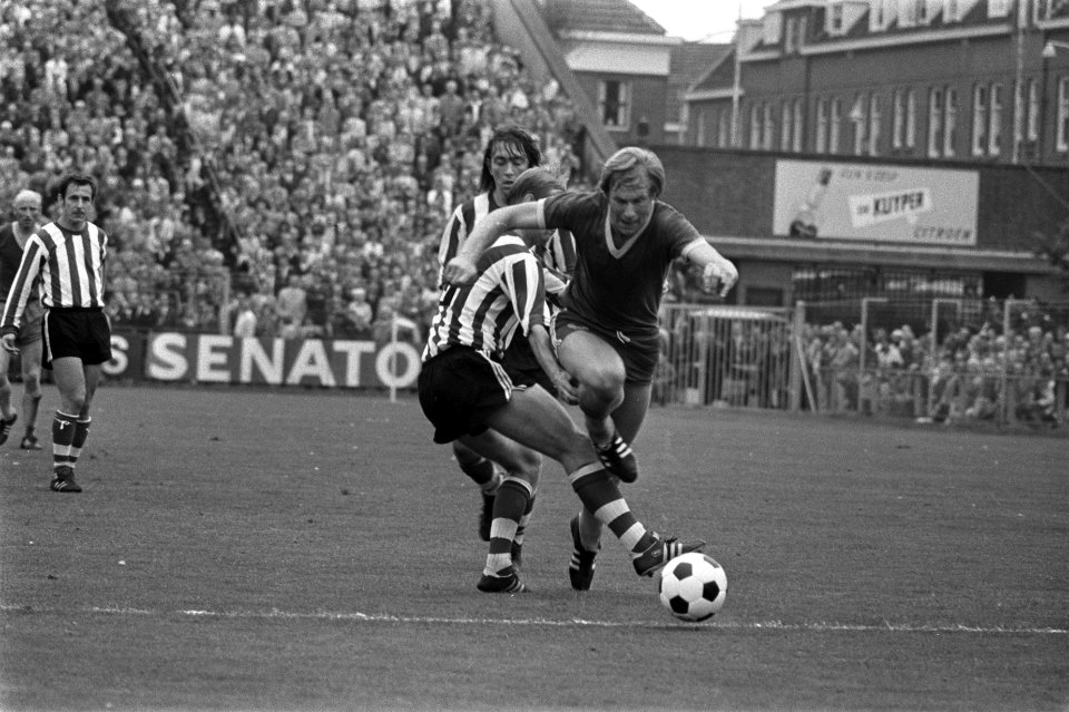 Sparta tegen FC Den Haag 5-2, Roggeveen wordt tegen gehouden door Ter Horst, Bestanddeelnr 924-9274
