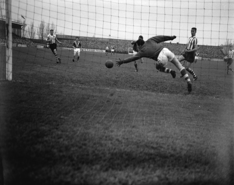 Sparta tegen DWSA 2-2, Koot (DWSA) scoort gelijkmaker, rechts Schilder van Spart, Bestanddeelnr 910-0241