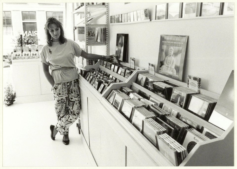 Spaarnwouderstraat 80, hoek Spiegelstraat. Muziekhandel Triangel van Marianne Hopman. NL-HlmNHA 54031657