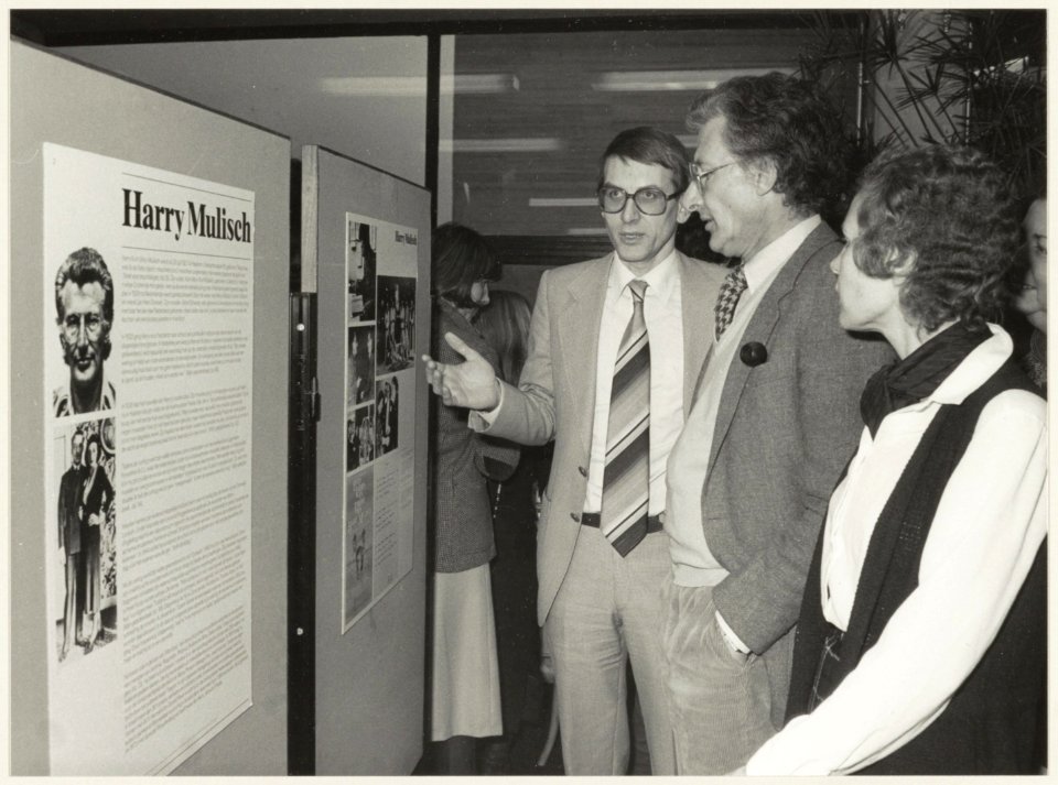 Spaarnescholengemeenschap met (v.l.n.r) Klaas de Jong, Harry Mulisch en Ineke Dekker bij een tentoonstelling over de auteur. NL-HlmNHA 54012331