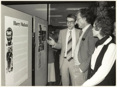 Spaarnescholengemeenschap met (v.l.n.r) Klaas de Jong, Harry Mulisch en Ineke Dekker bij een tentoonstelling over de auteur. NL-HlmNHA 54012331