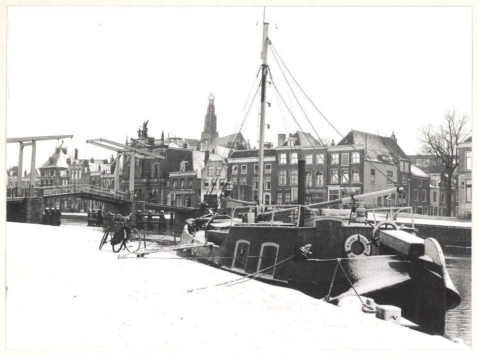Spaarne bij de Bakenessergracht, ziende naar het Westen. Gravestenenbrug, Waag, Teylers museum. NL-HlmNHA 54010649