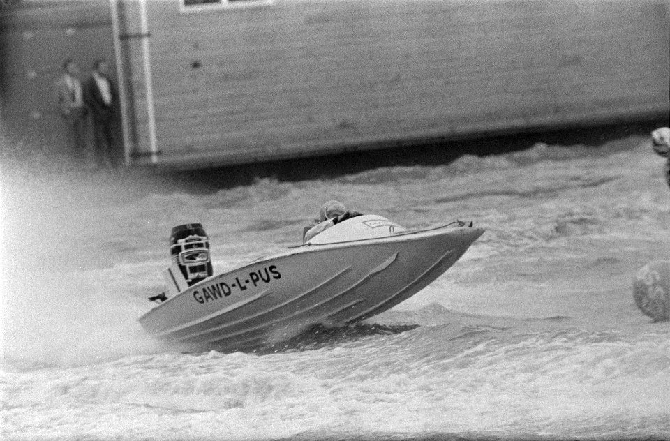 Speedbootraces in Amsterdam. De Drie Uren van Amsterdam , Don Ross (Engeland) in, Bestanddeelnr 922-8111