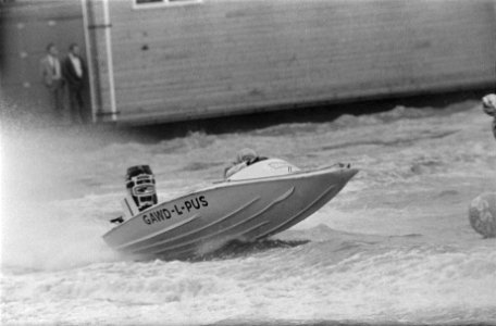 Speedbootraces in Amsterdam. De Drie Uren van Amsterdam , Don Ross (Engeland) in, Bestanddeelnr 922-8111