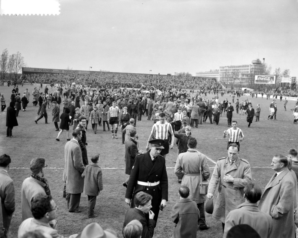 Sparta tegen ADO 4-1, enthousiaste supporters dragen de spelers van het veld, Bestanddeelnr 910-3436