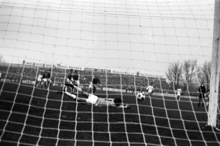 Sparta tegen ADO 4-2 doelman Ton Thie duikt te laat, Bestanddeelnr 924-0923