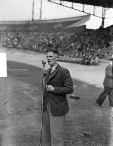 Speedwayraces in Olympisch Stadion. Tommy Price, wereldkampioen 1949, spreekt he, Bestanddeelnr 904-1539