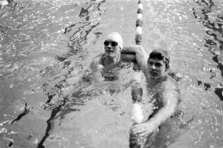 Speedo-zwemwedstrijden na 400 meter vrije slag heren links winnaar Arne Borgst, Bestanddeelnr 929-0140