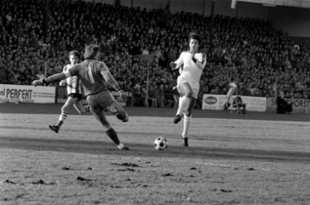 Sparta tegen Ajax 1-1 Sparta keeper Pim Doesburg en Tscheu La Ling (Ajax), Bestanddeelnr 929-4583