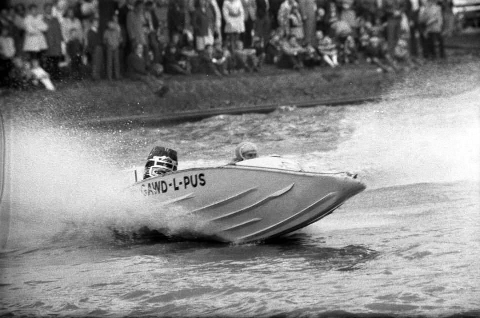 Speedbootraces in Amsterdam. De Drie Uren van Amsterdam , Don Ross (Engeland) in, Bestanddeelnr 922-8109