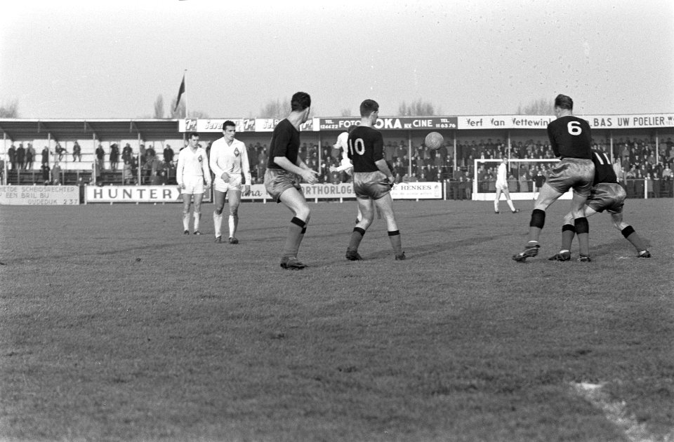 Sparta tegen Ajax 2-5 Swart van Ajax heeft ingeschoten Swart, Verhoeven, Groot,, Bestanddeelnr 915-8015