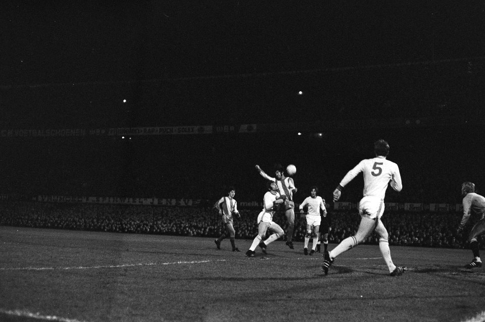 Sparta tegen Bayern München 1-3 Muller (midden) spring hoger dan Eykenbroek en , Bestanddeelnr 924-0809