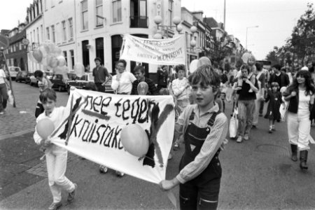 Spandoek Liever eendjes voeren als oorlogvoeren, kinderen uit Woensdrecht, Bestanddeelnr 932-7120