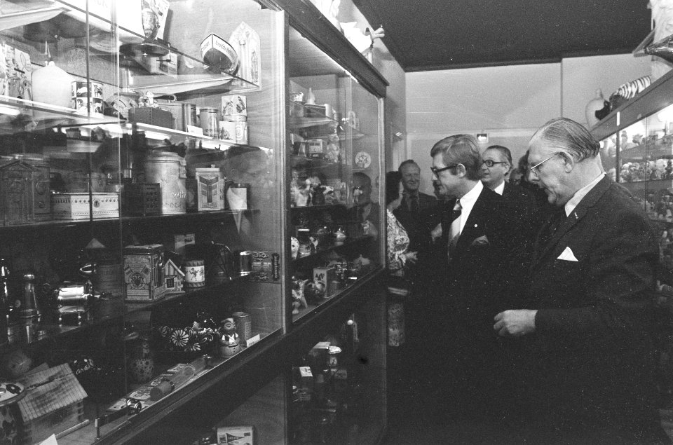 Spaarpottenmuseum geopend door Pieter van Vollenhoven (rechts heer Ter Wolbeek ), Bestanddeelnr 928-8379