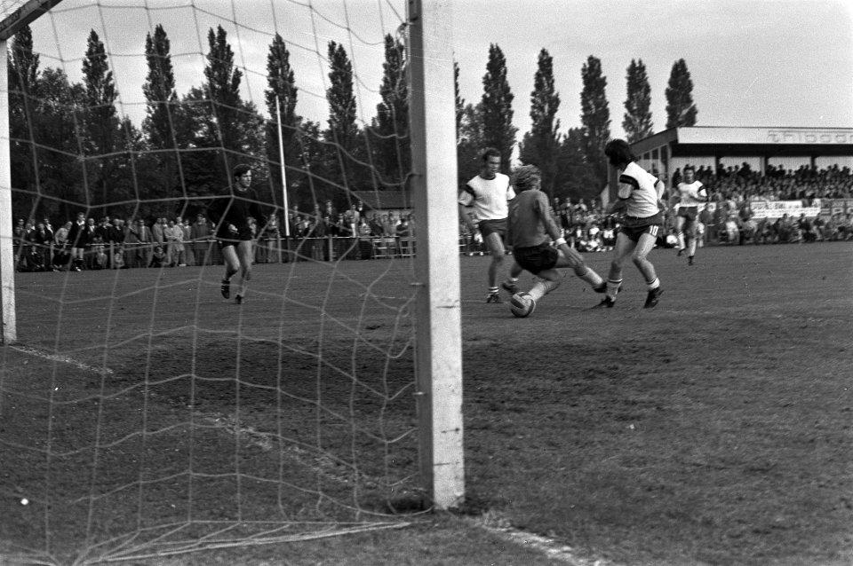 Sparta '25-voetballer Ad Vaessen maakt het winnende doelpunt, Bestanddeelnr 925-6588