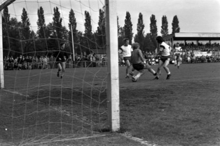 Sparta '25-voetballer Ad Vaessen maakt het winnende doelpunt, Bestanddeelnr 925-6588