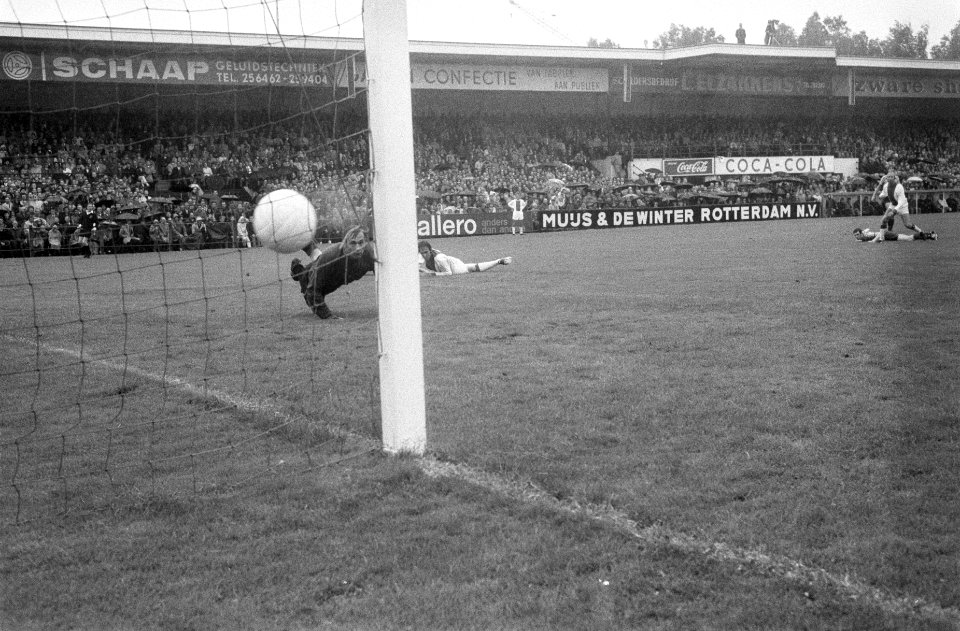 Sparta tegen Ajax 2-4, keeper Van Beveren laat bal door van Cruijff (r. op grond, Bestanddeelnr 922-7303