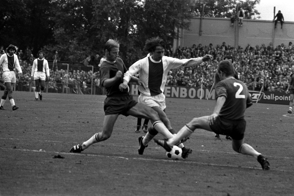 Sparta tegen Ajax 1-1, Cruijff in duel met (l) Venneker, Bestanddeelnr 924-8703