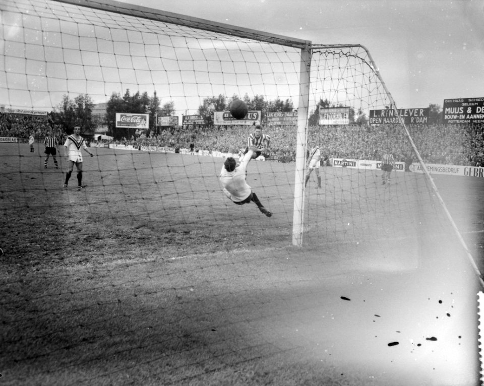 Sparta tegen DWSA 3-1, linksbuiten Van Buuren (Sparta) scoort het derde doelpunt, Bestanddeelnr 911-5633