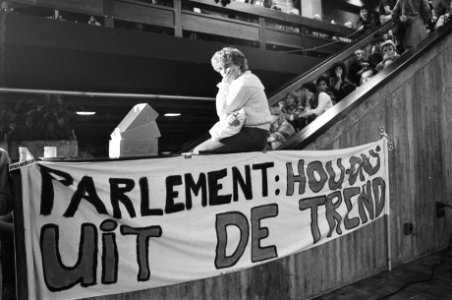 Spandoek Parlement Hou ons uit de trend, Bestanddeelnr 932-6992