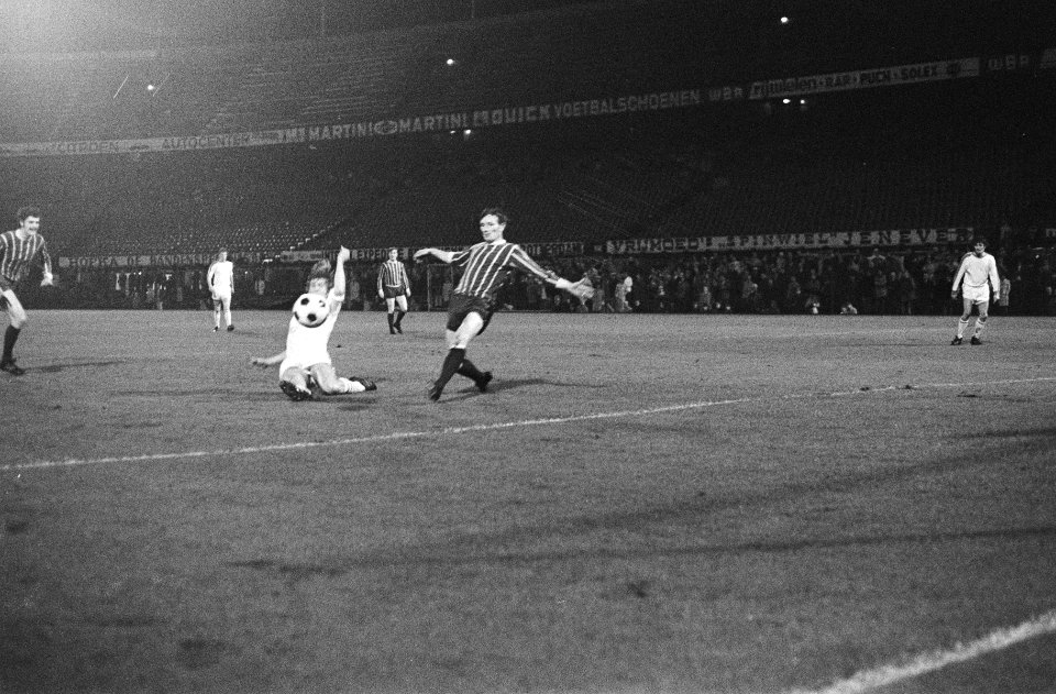 Sparta tegen Coleraine nr. 15 keeper Crossan pakt bal (slecht), nr. 16 Heyerm, Bestanddeelnr 923-9393