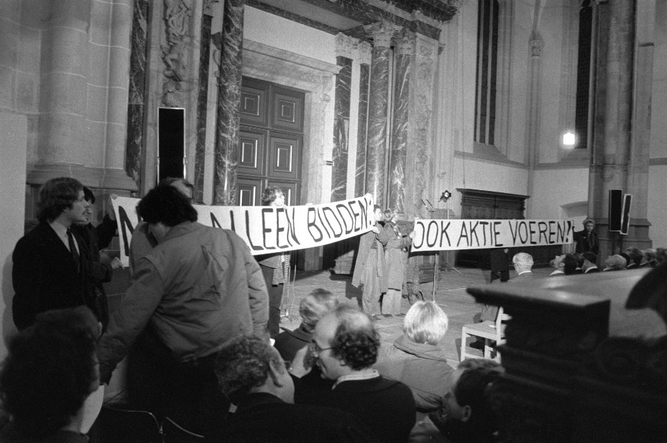 Spandoek Niet alleen bidden ook aktie voeren in de Nieuwe Kerk tijdens de bije, Bestanddeelnr 931-8145