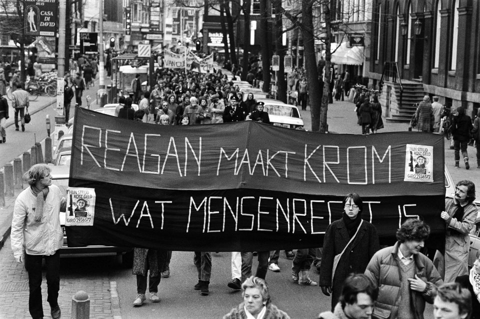 Spandoek Reagan maakt krom wat mensenrecht is, Bestanddeelnr 932-4736