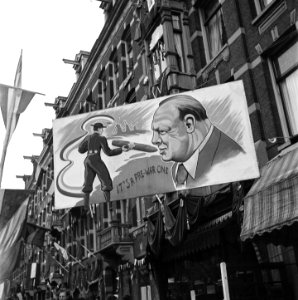 Spandoek in de straat. Afbeelding van Churchill die van een Nederlander een sig, Bestanddeelnr 900-4579