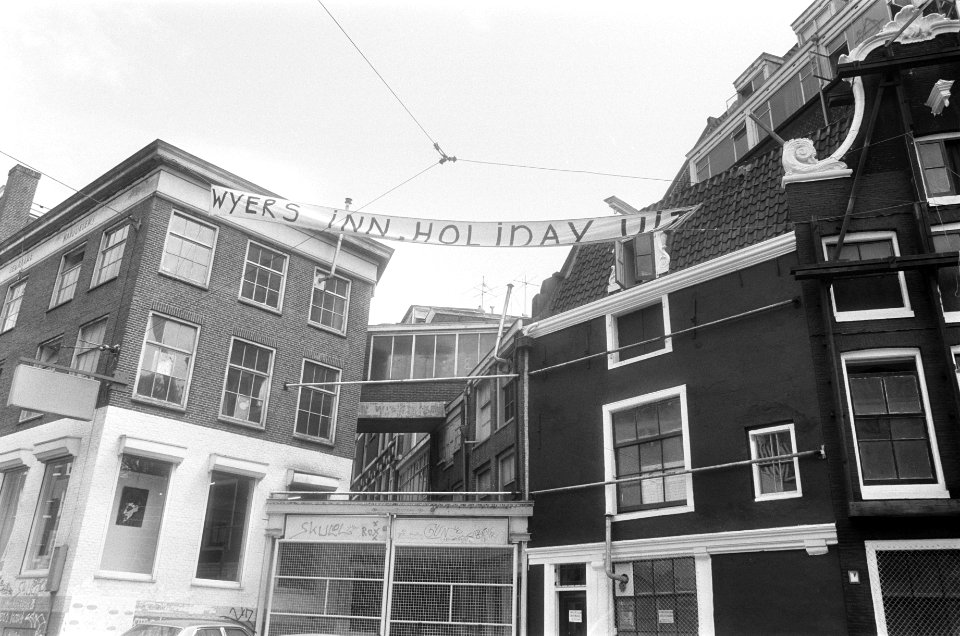 Spandoek Wyers inn - Holiday uit, tegen de plannen van de gemeente om het pand , Bestanddeelnr 932-6204