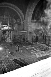 Spandoek op Koninginnekerk te Rotterdam, interieur van kerk die gesloopot wordt, Bestanddeelnr 925-3239