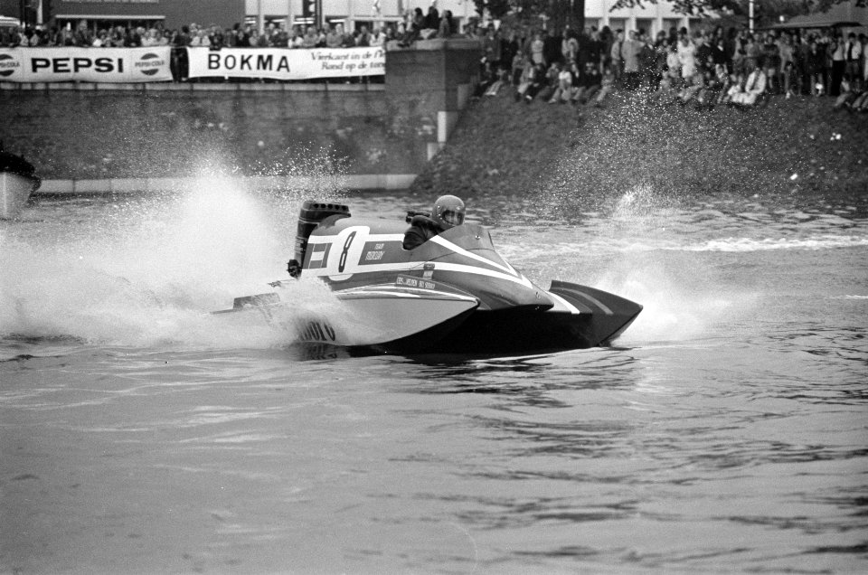 Speedboatrace Drie uren van Amsterdam op de Amstel, de winnende boot van Cees va, Bestanddeelnr 926-7009