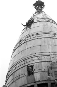 Spandoek op Koninginnekerk te Rotterdam, jeugdige bezetters in toren bij klok, Bestanddeelnr 925-3236