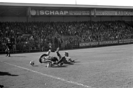 Sparta tegen Amsterdam 5-0, Kamminga (rechts) brengt tegenstander ten val, Bestanddeelnr 925-9042