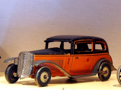 Speelgoedmuseum Deventer, clockwork wind-up tin toy, Orange black Citroen