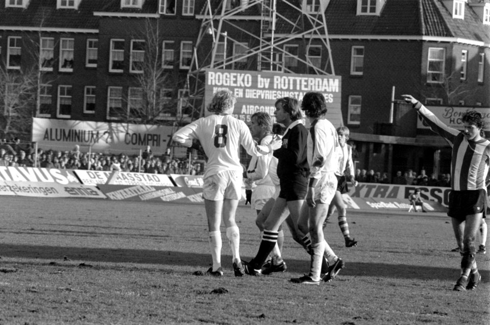 Sparta tegen Ajax 1-1, Geels, Schoenaker en Arnesen (vlnr) protesteren bij s, Bestanddeelnr 929-4580