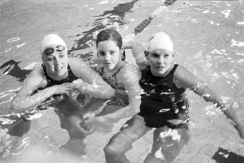 Speedo-zwemwedstrijden na finale 200 m schoolslag dames v.l.n.r. Robin Corsogli, Bestanddeelnr 929-0139