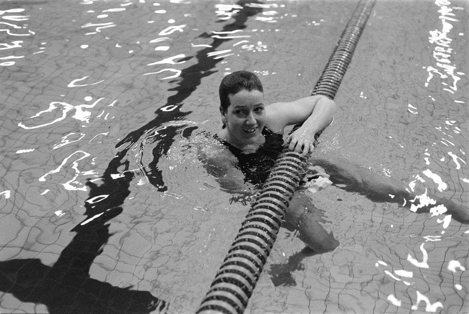 Speedo Meet Amersfoort. Annelies Maas in het water, klimt eruit, Bestanddeelnr 931-9464