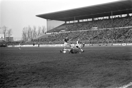 Sparta tegen Ajax 2-5 Swart van Ajax heeft ingeschoten Swart, Verhoeven, Groot,, Bestanddeelnr 915-8014