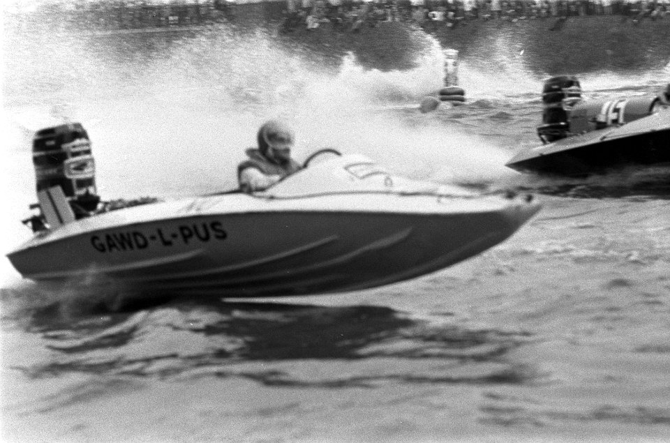 Speedbootraces in Amsterdam. De Drie Uren van Amsterdam , Don Ross (Engeland) in, Bestanddeelnr 922-8110